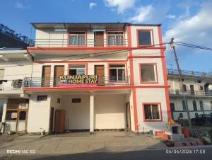 a building with a sign that reads komuutowaowaowaowaowa at Kunjapuri Homestay in Uttarkāshi