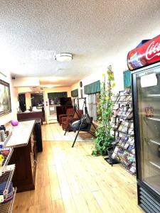 a store with a cocacola soda machine and a room at Sunset Inn in Niagara Falls