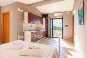 a room with a bed and a kitchen with a balcony at Villa Mapa - Appartamenti Lorusso in Vieste