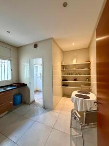 a kitchen with a table and chairs in a room at Comfy 2Bdrs Marsa in Carthage