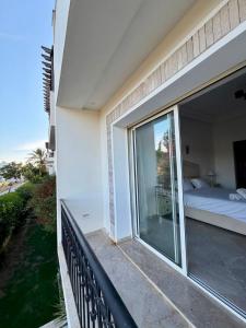 a room with a bed and a balcony with a bedroom at Comfy 2Bdrs Marsa in Carthage