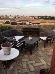 patio ze stołem, krzesłami i fortepianem w obiekcie La Posada de Menchu w mieście Sanlúcar de Barrameda