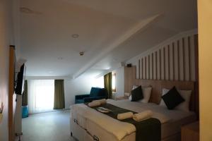 a bedroom with a large bed and a couch at Dünya Apart in Çaykara