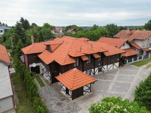 Draufsicht auf eine Häuserreihe mit orangefarbenen Dächern in der Unterkunft Etno Sobe in Smederevo