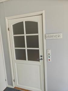 a white door with a window in a room at Majoitus Kulma 2 in Ilomantsi