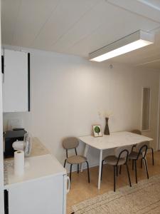a kitchen with a table and chairs in a room at Majoitus Kulma 2 in Ilomantsi +5 photos