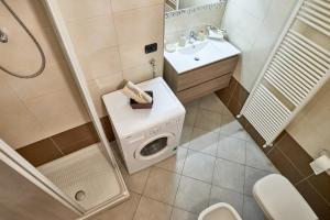 A bathroom at La Perla sul Lago di Como con parcheggio