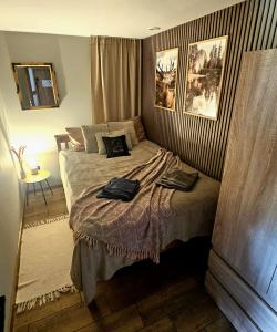 a bedroom with a bed with two towels on it at Czarny Koń i Biały Koń Black Horse & White Horse Apartamenty in Kamienna Góra
