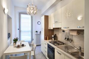 A kitchen or kitchenette at La Perla sul Lago di Como con parcheggio