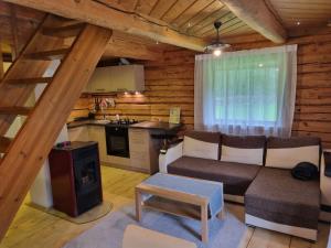 ein Wohnzimmer mit Sofa und eine Küche in der Unterkunft Vana-Paradiisi in Uulu