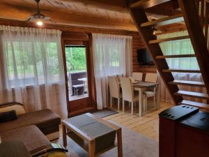 ein Wohnzimmer mit Sofa und Tisch in der Unterkunft Vana-Paradiisi in Uulu