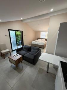 ein Wohnzimmer mit Sofa und Bett in der Unterkunft Marsin Hotel & Bungalows in Kyrenia
