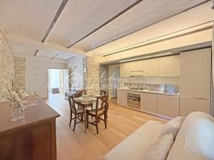 a living room with a couch and a table at 207 - VILLA FERNANDA - Bilocale di charme al piano terra immerso nel verde, in centro e a pochi passi dal mare SPIAGGIA AL WHITE BEACH CLUB IN OMAGGIO dal lun al ven dal 24-08 in Sirolo +5 photos