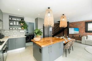 a kitchen and dining room with a dining table at Lovemore Retreat in Gqeberha