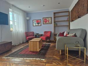 a living room with a couch and a table at Bei Jakobus in Künzelsau