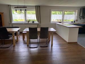 a kitchen and dining room with a table and chairs at WORK & Rest Monteurzimmer in Batzhausen
