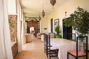 a dining room with a table and chairs at Nassau House Marrakech in Mellah Bakka