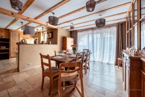 a kitchen and dining room with a table and chairs at Les Gîtes de Sprimont - Le Cottage in Sprimont