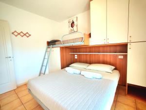 a bedroom with a bunk bed with two towels at VistaMare Bluemar - Garden & Sea in Cattolica