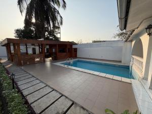 a swimming pool in the backyard of a house at La Villa Eden in Pointe-Noire +66 photos