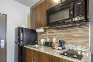 Kuchyň nebo kuchyňský kout v ubytování Suburban Studios Midland I-20