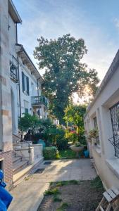 ein Gebäude mit einem Baum mitten auf der Straße in der Unterkunft Mavipagi 2 in Verona