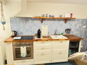 a kitchen with a stove and a sink at Casa Il Muro in Citta' Sant'Angelo