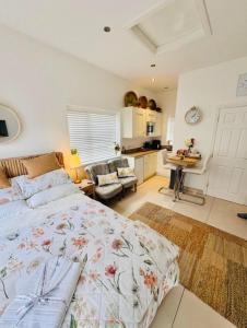a bedroom with a bed and a kitchen at 1 Bed Flat - Sleeps 2 - Parking - Garden in Derry Londonderry