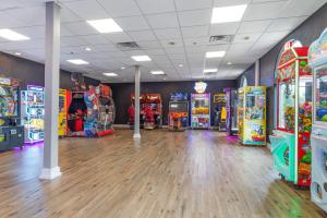 a room filled with lots of arcade games at The Branson Waterpark Hotel in Branson