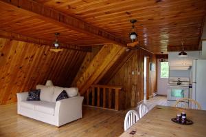 - un salon avec un canapé blanc et une table dans l'établissement Chalet du barrage, à East Broughton Station