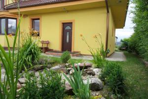 A garden outside Apartmán Slnečnica