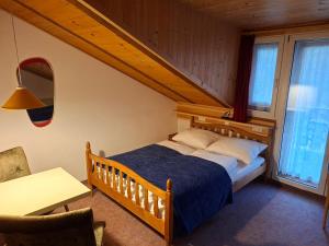 ein Schlafzimmer mit einem Bett und einem Tisch in einem Zimmer in der Unterkunft Gassermühle - Studio Appartments in Eggen