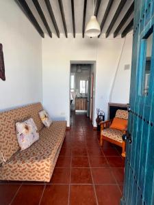 ein Wohnzimmer mit einer Couch und zwei Sesseln in der Unterkunft FlorCactus in Níjar