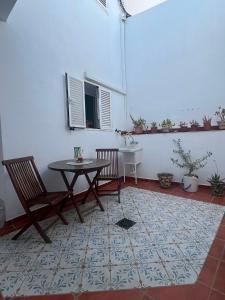 ein Zimmer mit einem Tisch, zwei Stühlen und einem Waschbecken in der Unterkunft FlorCactus in Níjar + 10 Fotos