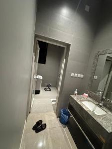 a bathroom with two sinks and a mirror at شاليه ماديرا in Hail
