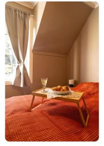 a table with a plate of food on top of a bed at Rekkehus Tyssedal Trolltunga in Tveit