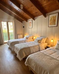 a bedroom with two beds and two lamps in it at Chalet duplex N 7 avec piscine in Bouzareah