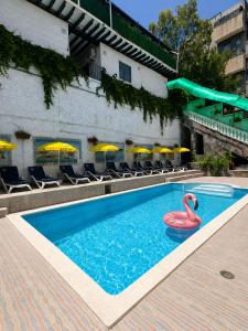 a swimming pool with a pink swan in the water at Chalet duplex N 7 avec piscine in Bouzareah