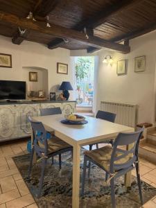 ein Tisch und Stühle in einem Raum mit Küche in der Unterkunft Mameli 27 in Spoleto