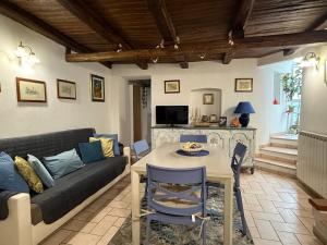 ein Wohnzimmer mit Sofa und Tisch in der Unterkunft Mameli 27 in Spoleto