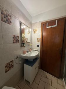 ein Badezimmer mit Waschbecken und Toilette in der Unterkunft Mameli 27 in Spoleto + 36 Fotos