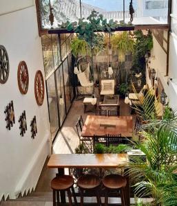 a balcony with a table and chairs and plants at Hospedaje en Quito Norte, Apartamento & Suite independientes in Quito