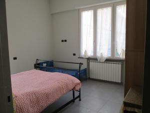 サレルノにあるBlu Mareのベッドルーム1室(ベッド1台、窓2つ付)