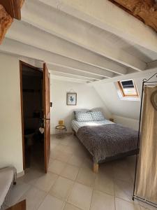 a bedroom with a bed in a room at LES TERRASSES (centre de Pierrefonds) in Pierrefonds