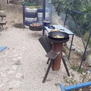 a barbecue grill sitting on top of a table at Havana chalet in Jrabtā