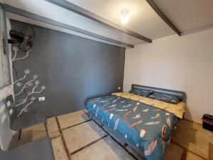 a bedroom with a bed in the corner of a room at Havana chalet in Jrabtā