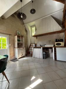 a large kitchen with a large tile floor at LES TERRASSES (centre de Pierrefonds) in Pierrefonds
