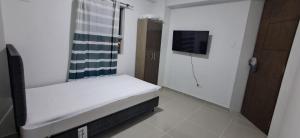 a small bedroom with a bed and a window at La torre in Lurín