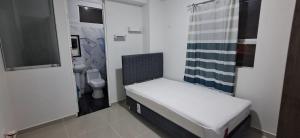 a small room with a bed in a bathroom at La torre in Lurín