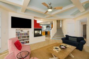 a living room with a tv and a couch and a table at 216 New Castle St, Rehoboth Beach in Rehoboth Beach
